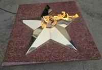 Плита из красного гранита (518205) монтаж комплект горелка ГВД 379 10 89 00 ПС вечный огонь звезда латунь ø 1100 мм. пустотелая  в Сургуте