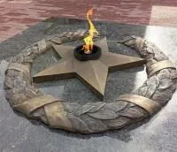 Бронзовый венок со звездой вечного огня в Сургуте (518550)