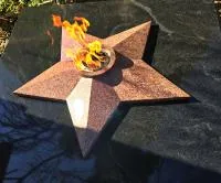 Звезда из красного гранита (518204) монтаж комплект горелка ГВД 379 10 89 00 ПС вечный огонь ø 1000 мм. монолит - массив  в Сургуте