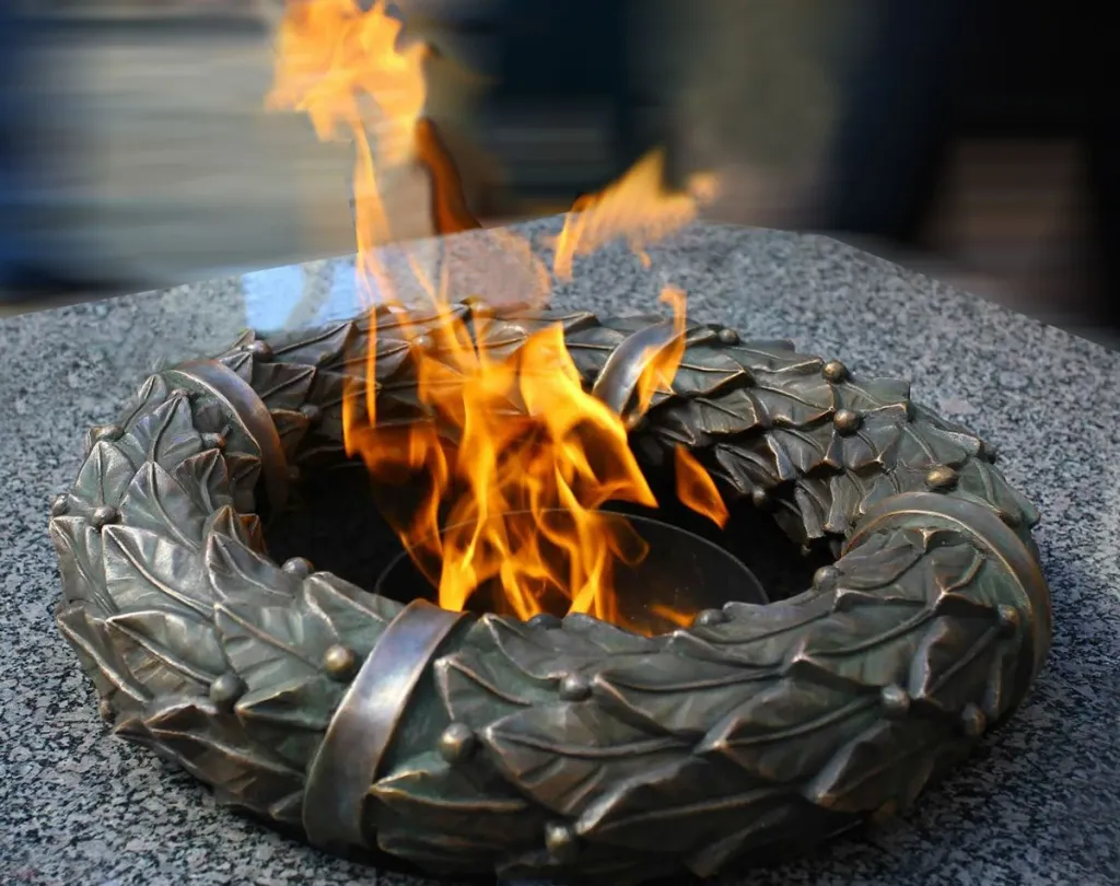 Лавровый венок на вечный огонь из бронзы в Сургуте Лавровый венок на вечный огонь из бронзы в Сургуте